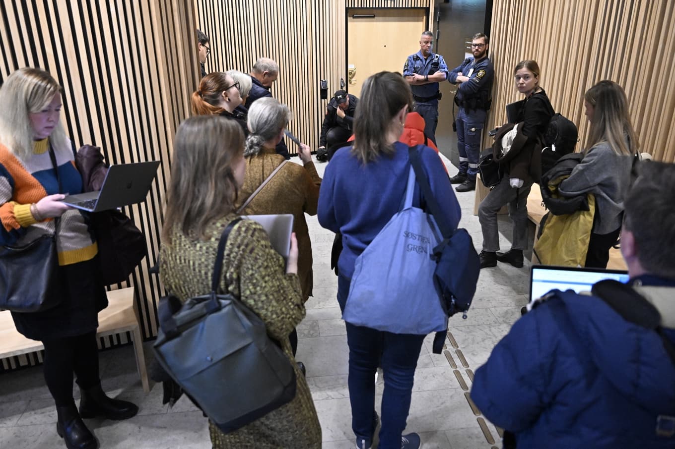 Föräldrar vädjar ofta om hjälp för att komma tillrätta med sina barn som riskerar att dras in i tung kriminalitet. Nu ska barnen övervakas elektroniskt. Arkivfoto. Foto: Johan Nilsson/TT