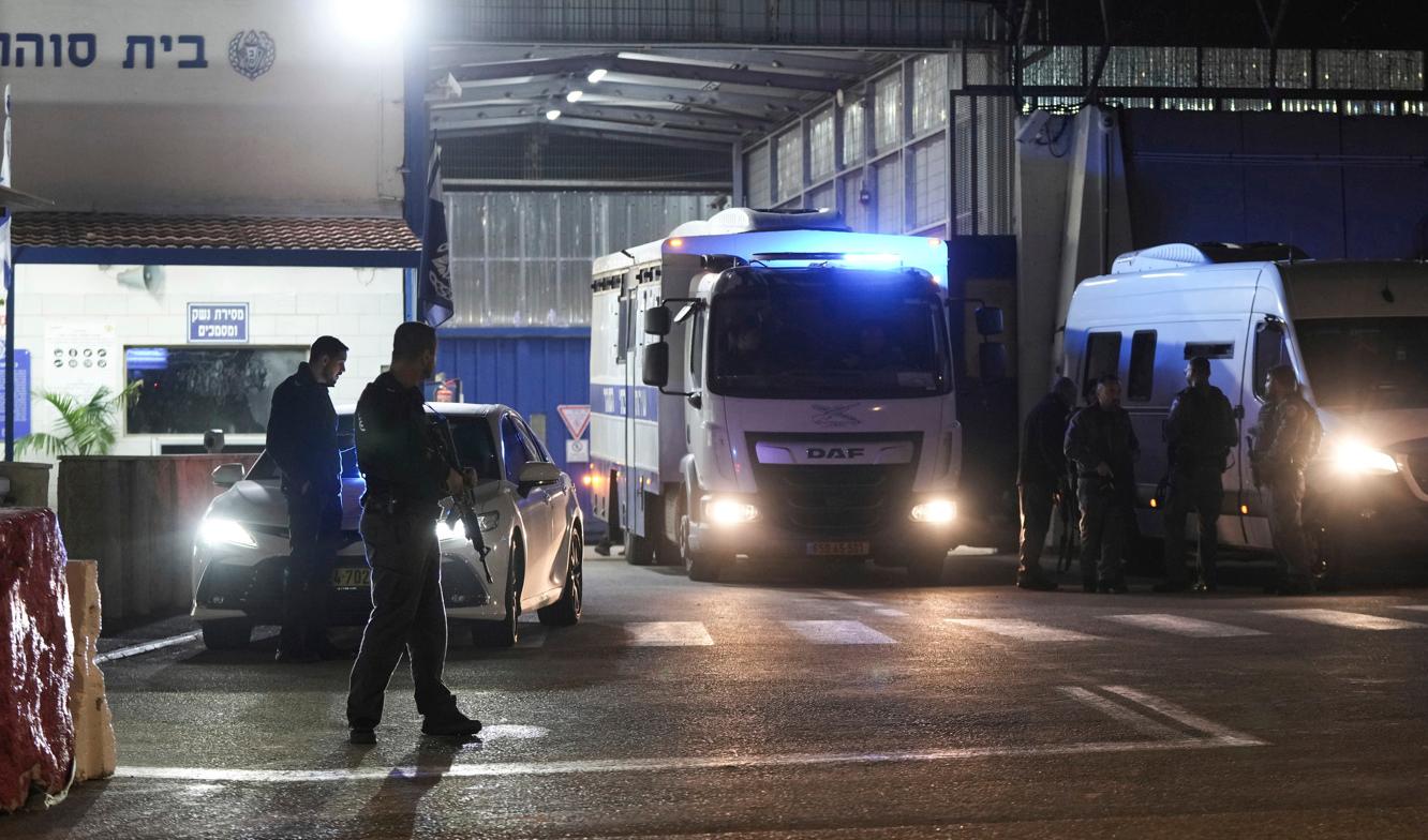 Israelisk fångtransport med palestinier som släppts av israeliska myndigheter ombord. Foto: Mahmoud Illean/AP/TT