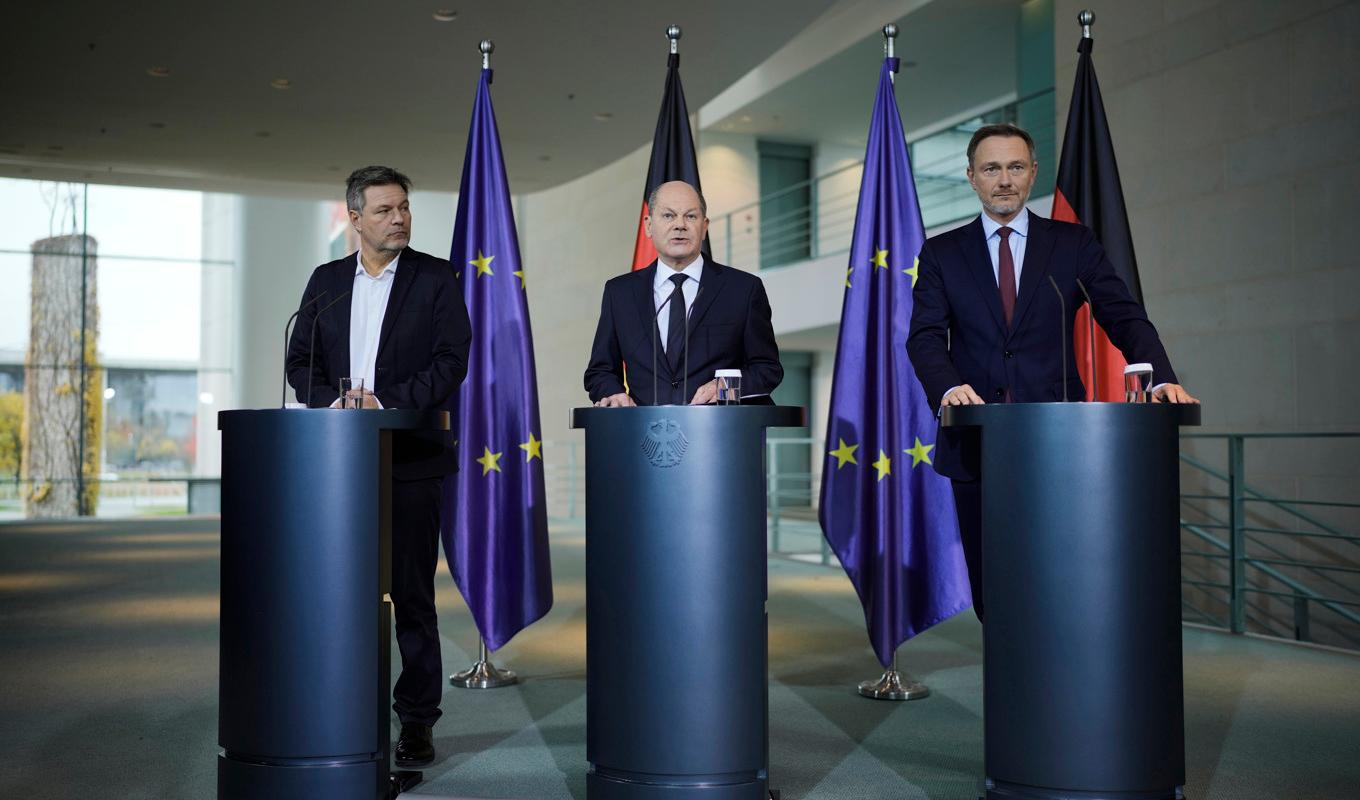 Tysklands näringsminister Robert Habeck, förbundskansler Olaf Scholz och finansminister Christian Lindner på en presskonferens i Berlin förra veckan. Foto: Markus Schreiber AP/TT