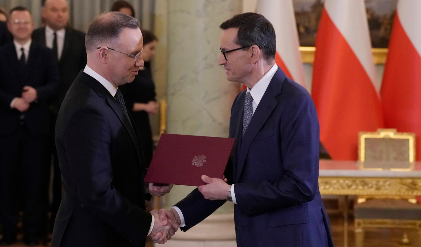 Polens president Andrzej Duda, till vänster, skakar hand med premiärminister Mateusz Morawiecki efter det att den sistnämnde svurits in på sin post på måndagen. Foto: Czarek Sokolowski/AP/TT