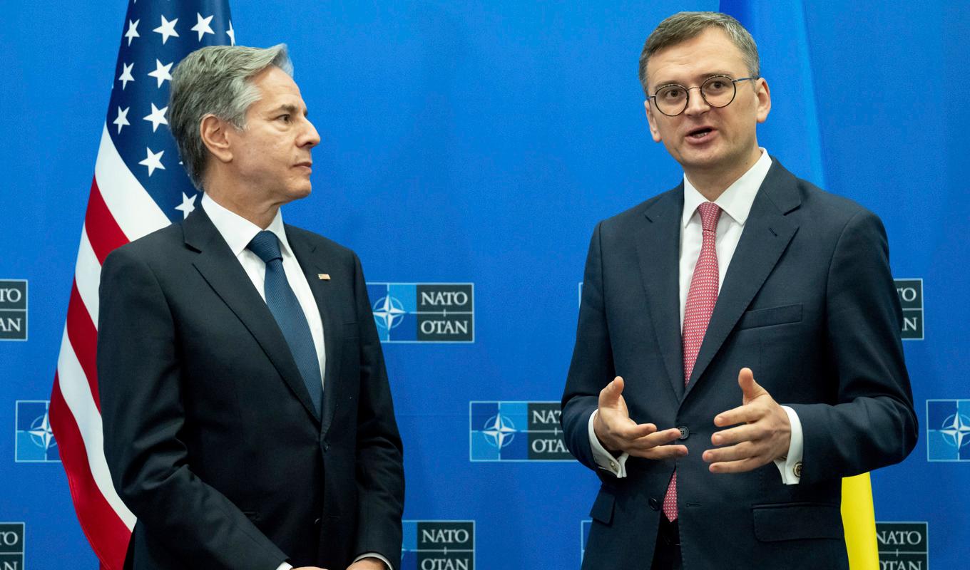 USA:s utrikesminister Antony Blinken tillsammans med ukrainske kollegan Dmytro Kuleba vid onsdagens Natomöte i Bryssel. Foto: Saul Loeb/AP/TT