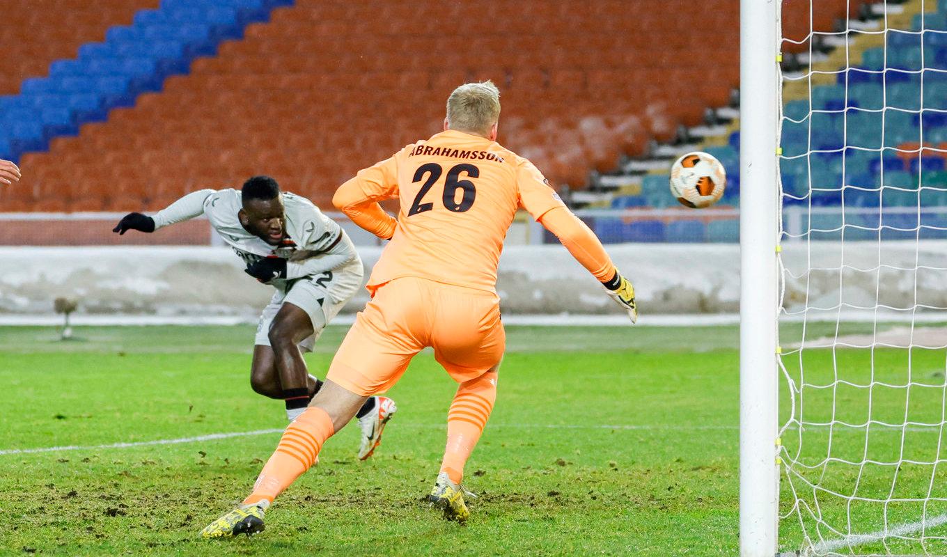 Leverkusens Victor Boniface nickar in 1–0 förbi Häckens målvakt Peter Abrahamsson. Foto: Adam Ihse/TT