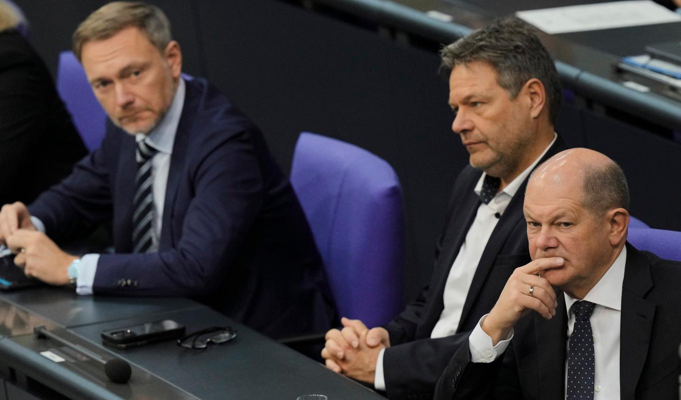 Pressade herrar. Tysklands finansminister Christian Lindner, näringsminister Robert Habeck och förbundskansler Olaf Scholz under en budgetdebatt i förbundsdagen i tisdags. Foto: Markus Schreiber/AP/TT