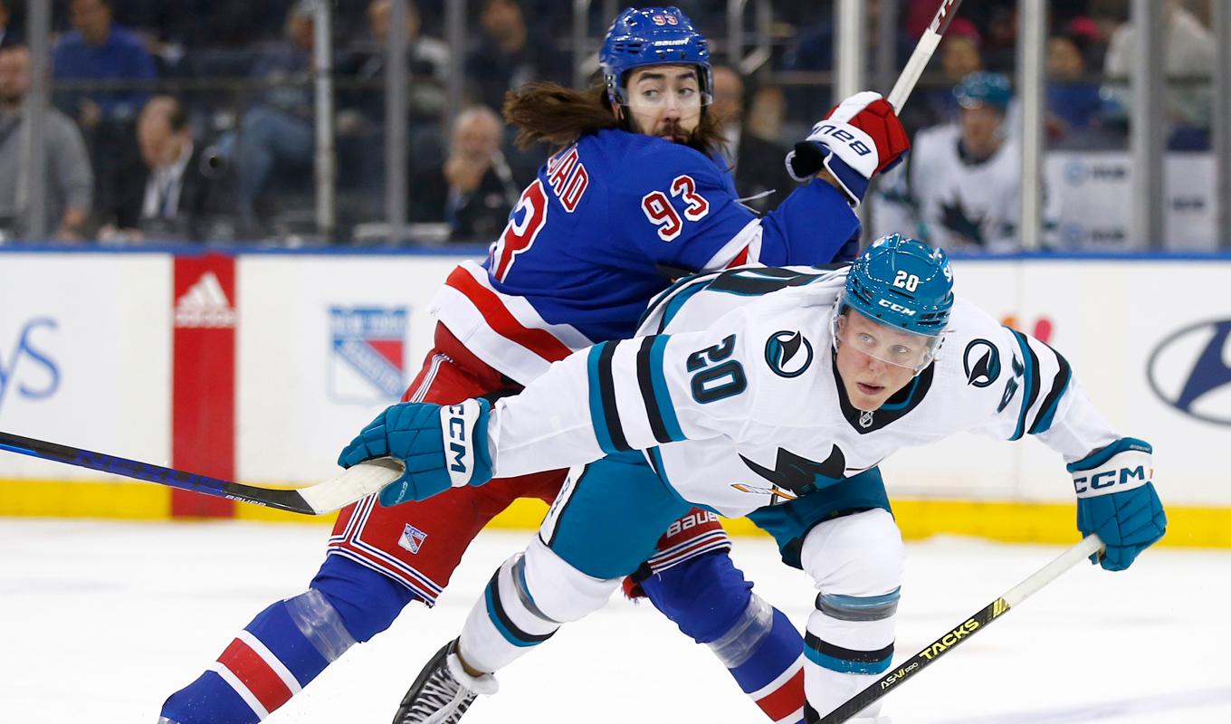 New York Rangers center Mika Zibanejad i kamp med San Joses svenske forward Fabian Zetterlund. Foto: John Munson/AP/TT