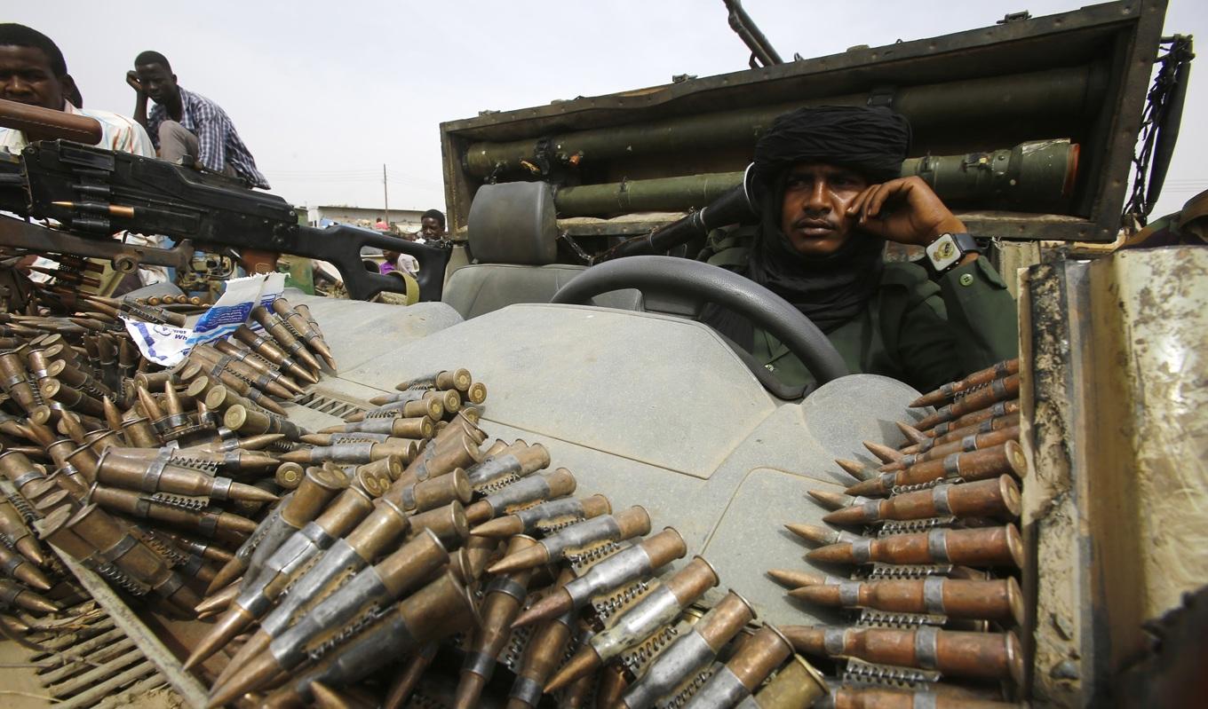 Medlem av RSF-styrkorna i staden Nyala i Darfur-regionen. RSF bildades ur de miliser som anses ansvariga för folkmordet i Darfur på tidigt 2000-tal. Foto: Ashraf Shazly/AFP via Getty Images