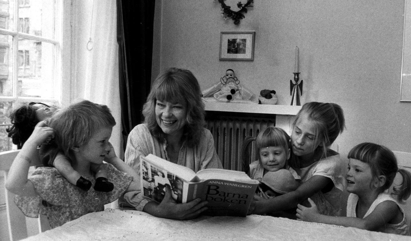 Anna Wahlgren (1942–2022) med fyra av sina nio barn. Sonen Aron dog när han var tre år, när familjen bodde i Egypten. År 2019 förlorade Wahlgren även sin dotter Sara Danius. Foto: Lkjell Dike