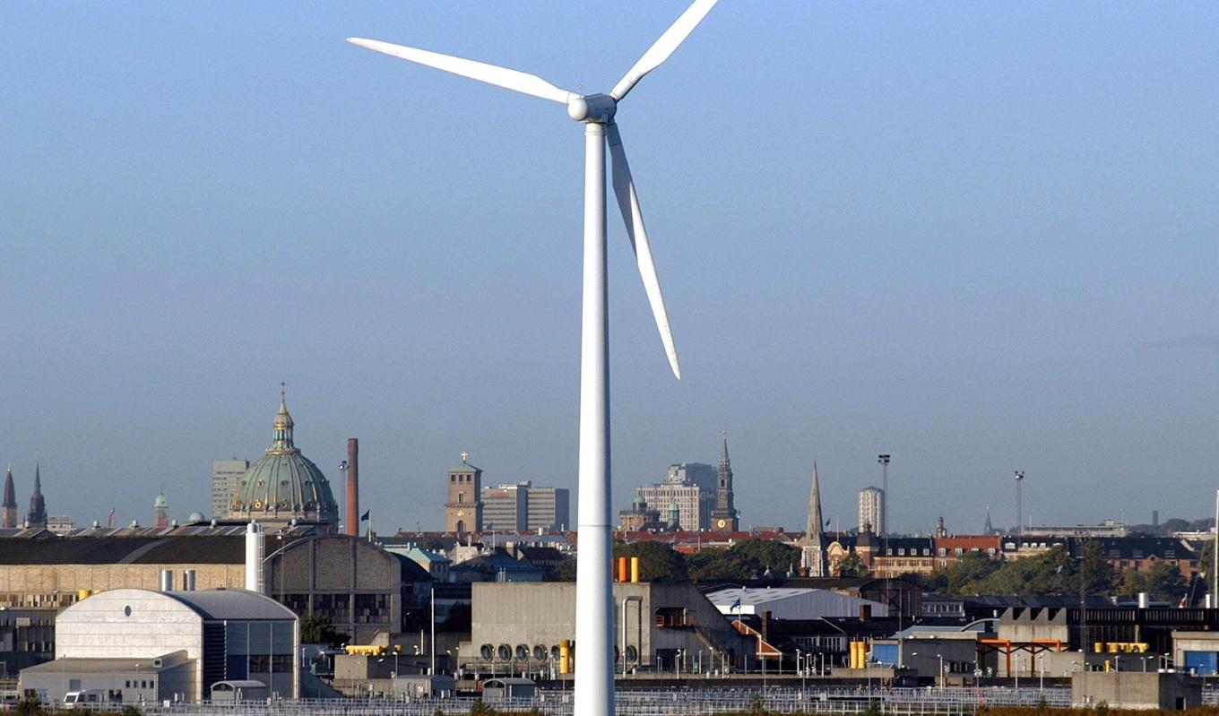 Danmark har världens högsta andel vindkraft, tack vare att grannarna Tyskland och Sverige stabiliserar det danska elnätet.