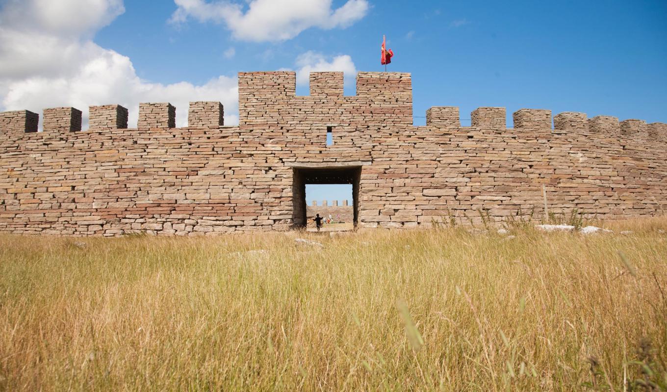 Öland är känt för sina fornborgar. Många av dem är knappt utgrävda men här finns också Eketorps borg, Sveriges enda helt undersökta och återuppbyggda fornborg. Foto: fotoakuten.se