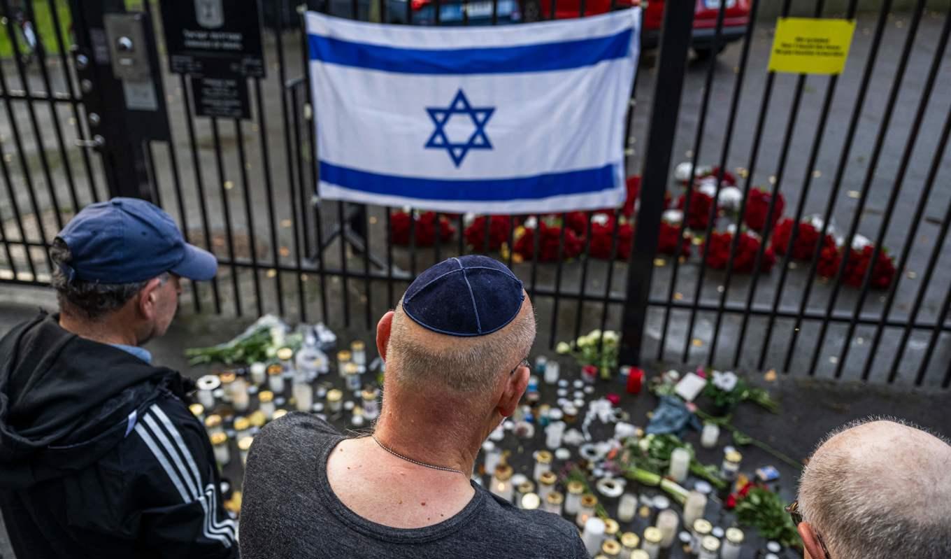 En man bär kippa när han läser en bön utanför Israels ambassad i Stockholm den 11 oktober 2023. Foto: Jonathan Näckstrand/AFP via Getty Images