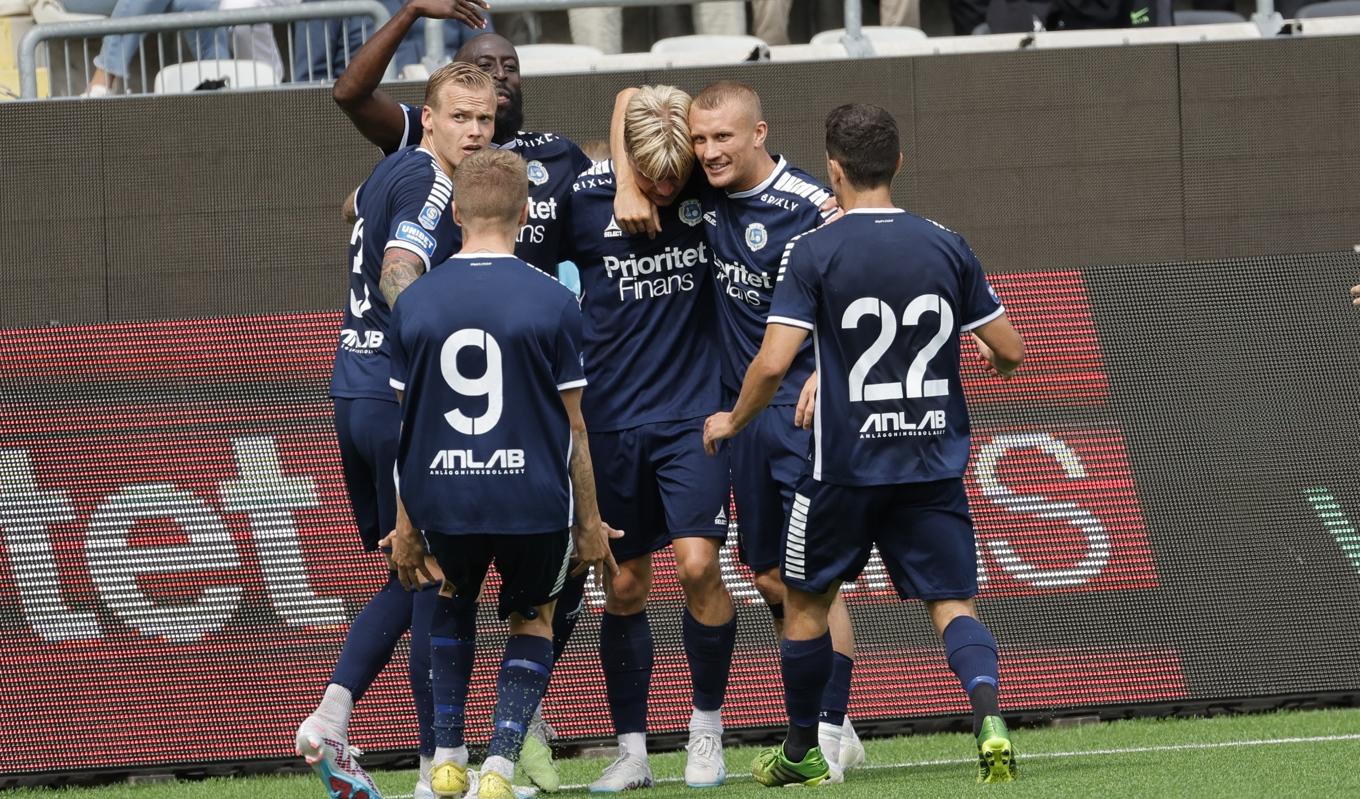 Spelarjubel efter att Utsiktens Sebastian Lagerlund gjort mål mot Jönköpings Södra IF. På måndag stundar kvalmatch mot BP i västra Stockholm. Foto:Adam Ihse/TT