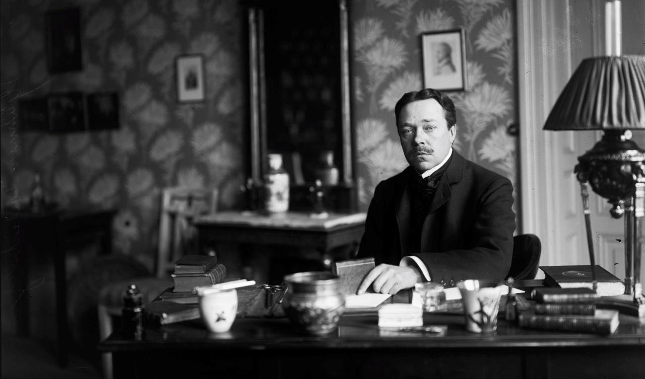Liksom vännen Bo Bergman tillhörde Hjalmar Söderberg med sin livsleda och melankoli epoken fin de siècle – i Sverige måhända kryddad med en extra dos ängslighet och viljesvaghet. Foto: Okänd fotograf/Stockholmskällan