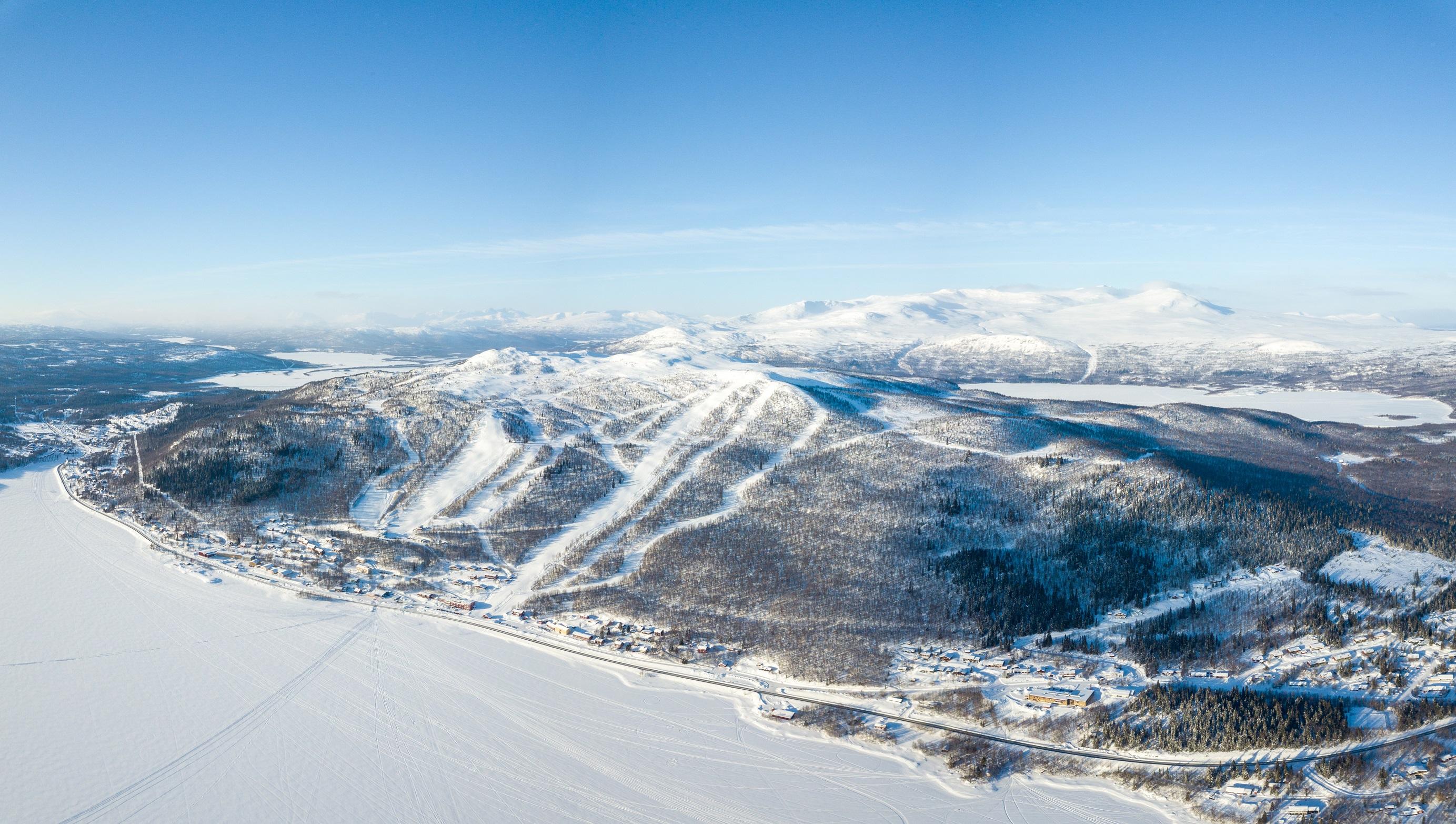 Tärnaby, nära gränsen till Norge, är platsen för urfolksresidenset Jårrh!, som arrangeras av Aejlies och Riksteatern. Foto: Jonas Berglund