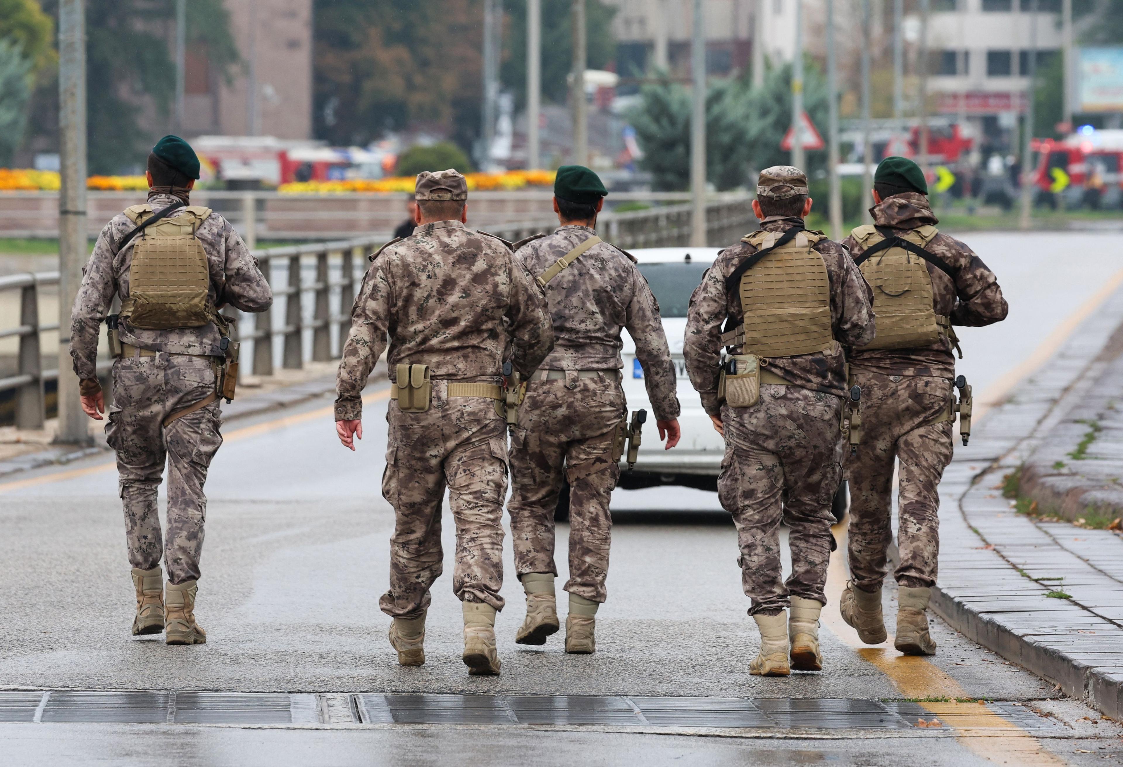 På bilden ses personal från polisens specialstyrkor i samband med ett bombattentat den 1 oktober 2023. Foto: Adem Altan/AFP via Getty Images