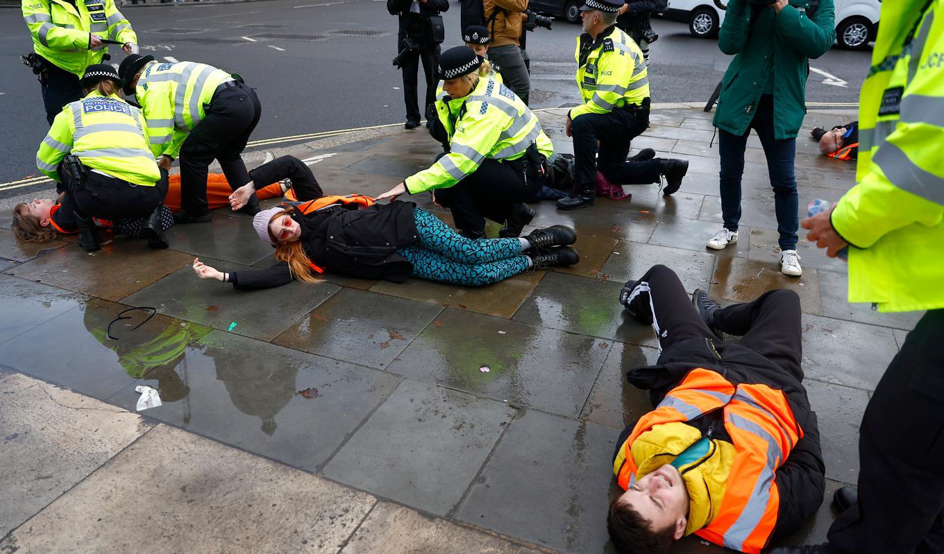 Polis griper aktivister under en Just Stop Oil-protest på Parliament Square i London i England den 30 oktober 2023. Foto: Peter Nicholls/Getty Images