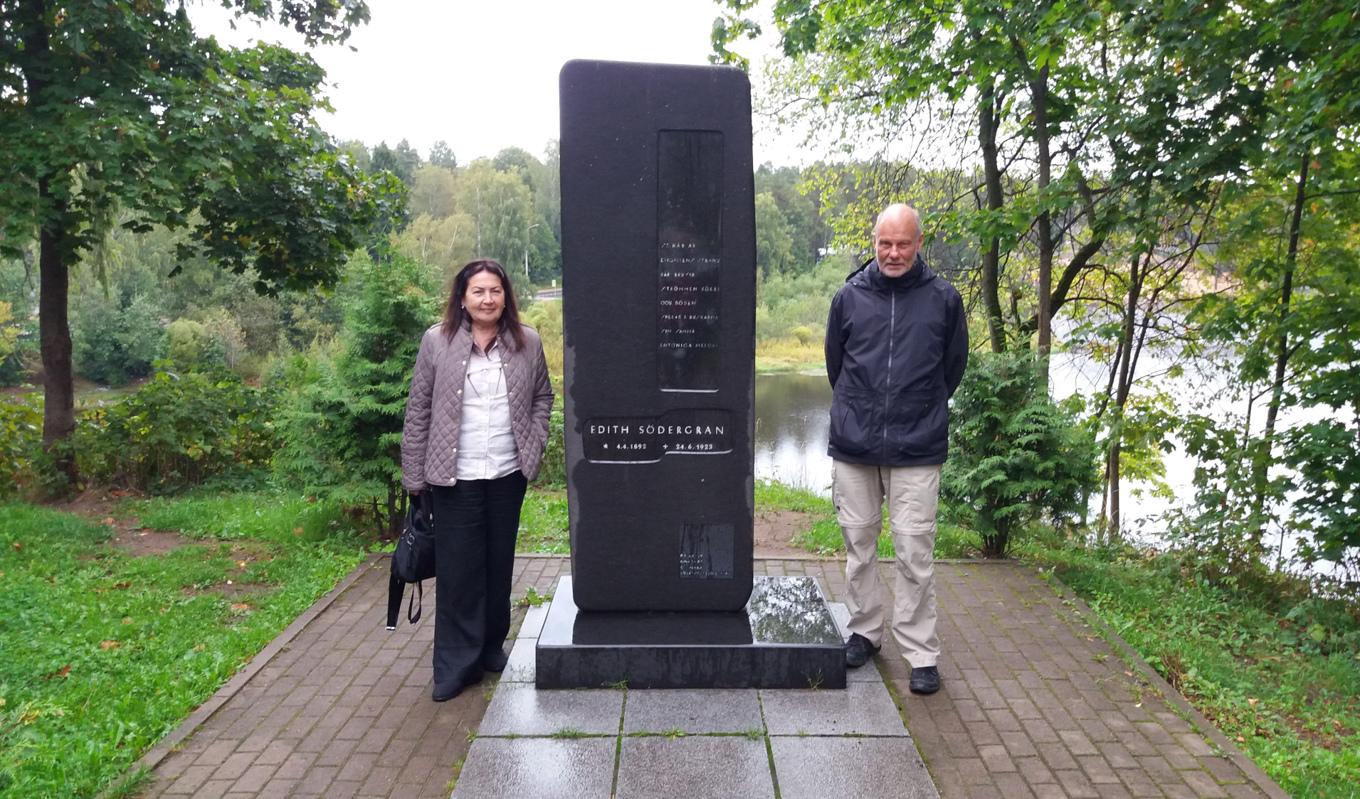 Debattören vid den finlandssvenska poeten Edith Södergrans grav. Foto: Privat