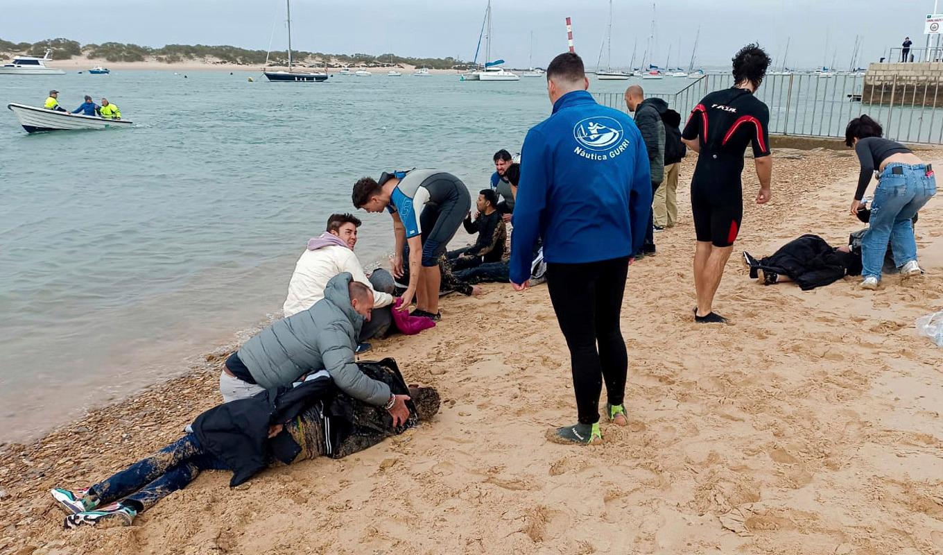 Nyanlända migranter tas om hand på en strand i Cádiz i Spanien i slutet av november. Arkivbild. Foto: Jorge Gonzalez Casares/AP/TT