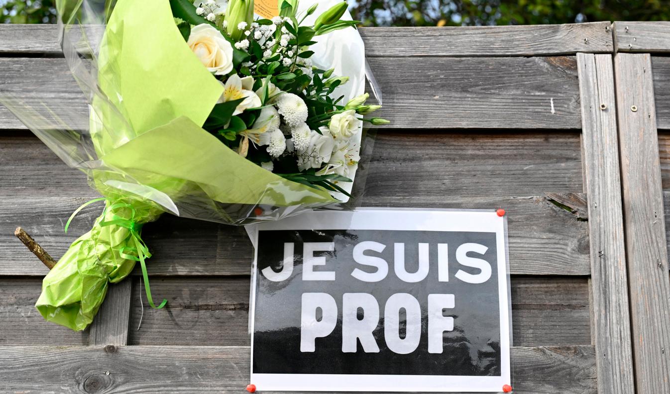 "Jag är lärare." Blommor som hedrade mördade Samuel Paty. Arkivbild. Foto: Bertrand Guay/AP/TT