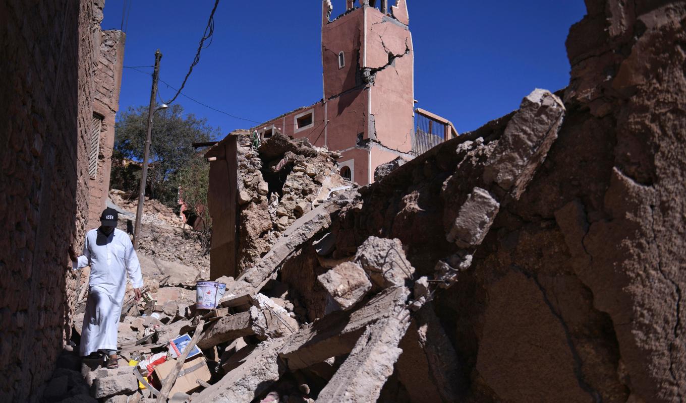 En man tar sig fram genom rasmassorna i al-Haouz i Marocko. Foto: Fernando Sanchez/AP/TT