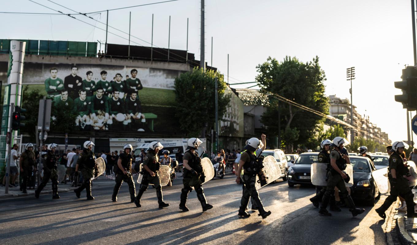 Fotbollsmatcher i Grekland kommer att spelas utan publik den kommande tiden. Foto: Petros Giannakouris/AP/TT