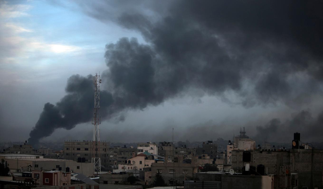 Rök över Khan Yunis i södra Gaza efter israeliska anfall. Bild från söndagen. Foto: Mohammad Dahman/AP/TT