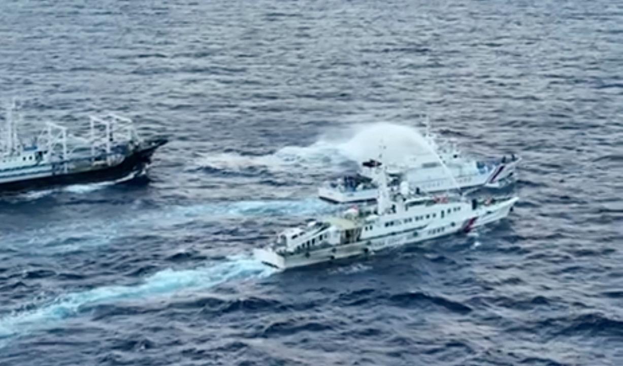 På bilden syns ett fartyg från den kinesiska kustbevakningen använda vattenkanon mot en filippinsk båt nära den omstridda atollen Second Thomas Shoal vid Spratlyöarna. Fotot är taget 10 december. Foto: Filippinska kustbevakningen via AP/TT