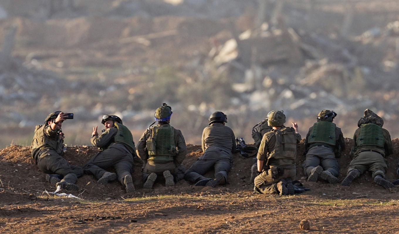 Israeliska soldater spanar mot Gazaremsan på måndagen. Foto: Ohad Zwigenberg/AP/TT
