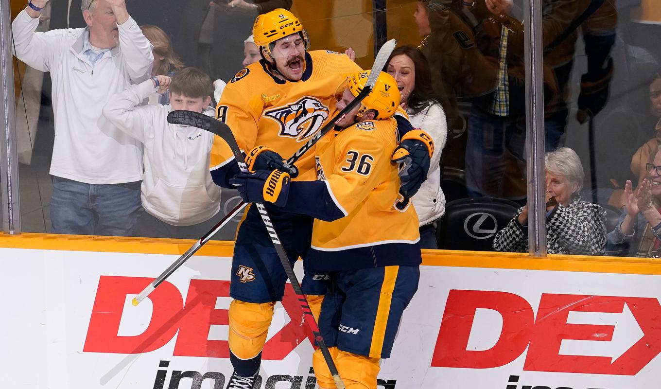 Filip Forsberg (till vänster) firar efter att ha satt det avgörande 3–2-målet på övertid mot Philadelphia. Foto: George Walker IV/AP/TT