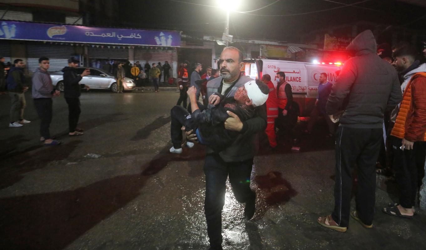 Bild tagen utanför ett sjukhus i Rafah i sydvästra Gazaremsan på onsdagen. Foto: Hatim Ali/AP/TT