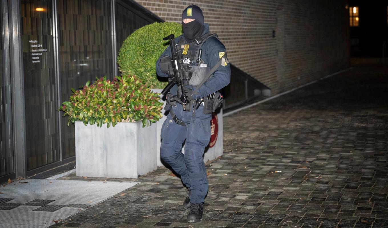 Dansk polis utanför rätten i Fredriksberg under torsdagskvällen. Foto: Emil Nicolai Helms/Scanpix Denmark