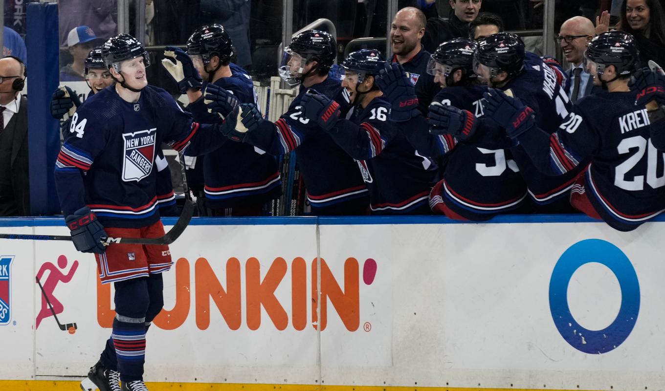 New York Rangers Adam Edström gratuleras av sina lagkamrater efter sin första match och första målet i NHL. Foto: Seth Wenig/AP/TT