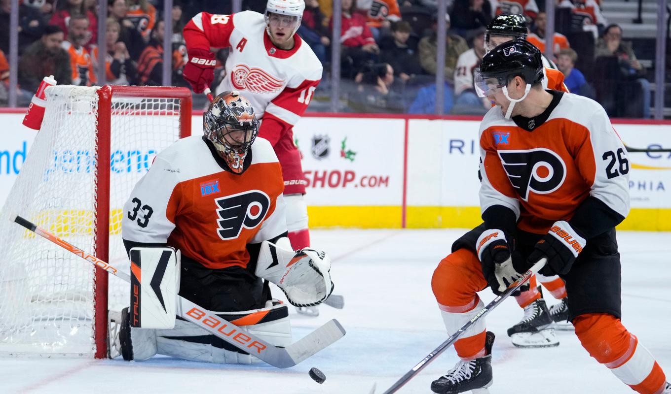 Philadelphia Flyers' Samuel Ersson (33) blocks a shot during the third period of an NHL hockey game against the Detroit Red Wings, Saturday, Dec. 16, 2023, in Philadelphia. (AP Photo/Matt Slocum) PXC121 Foto: Matt Slocum