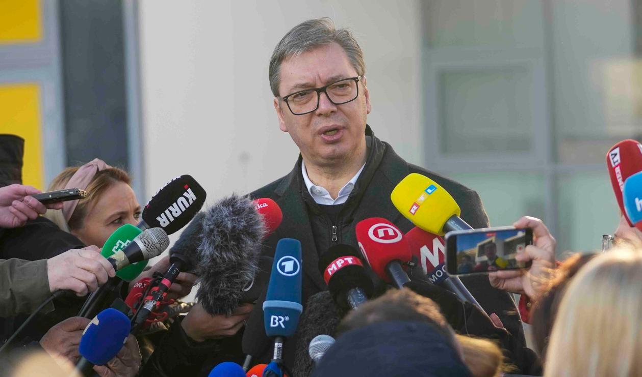 Den serbiske presidenten Aleksandar Vucic höll en presskonferens efter att han hade röstat i Belgrad på söndagen. Foto: Darko Vojinovic/AP/TT