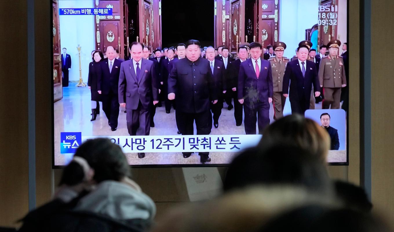 Nordkoreas diktator Kim Jong-Un (mitten) på en tv-bild som sändes på måndagen. Foto: Ahn Young-joon/AP/TT