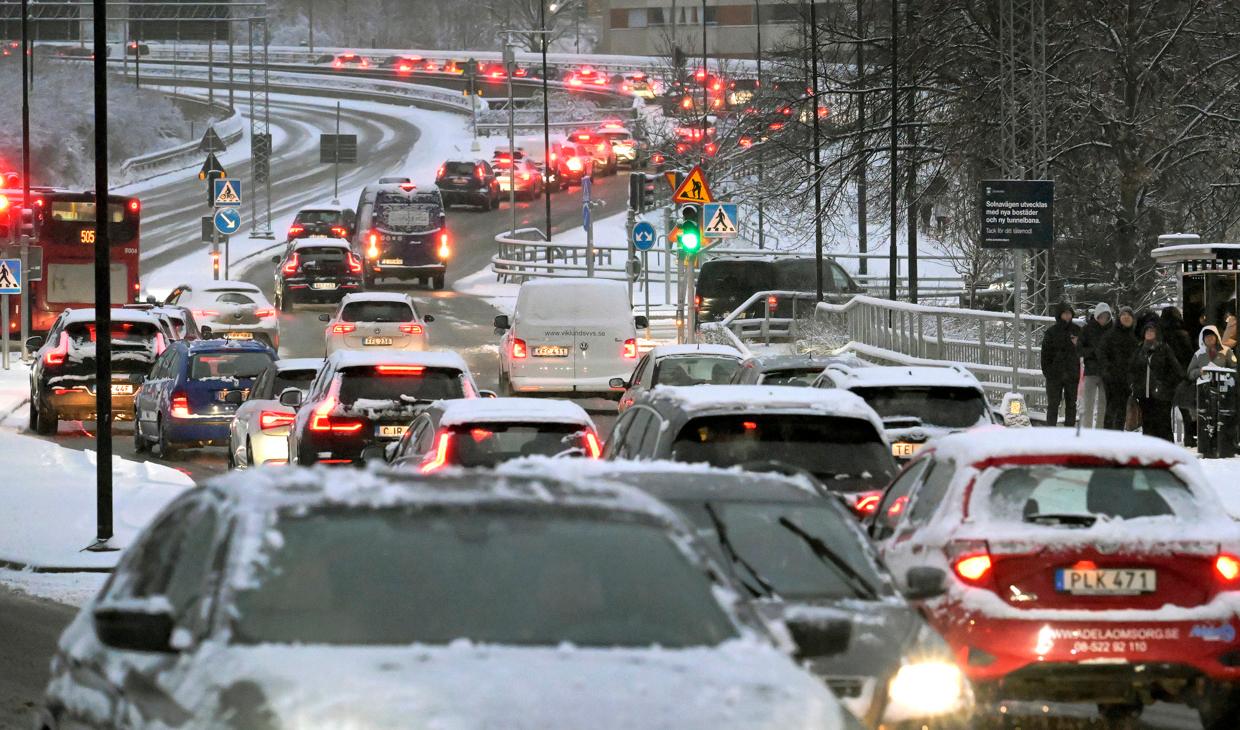 Att anpassa hastigheten efter väglaget är ett av råden från Trafikverket till dem som ska ut och köra under julhelgen. Arkivbild. Foto: Janerik Henriksson/TT