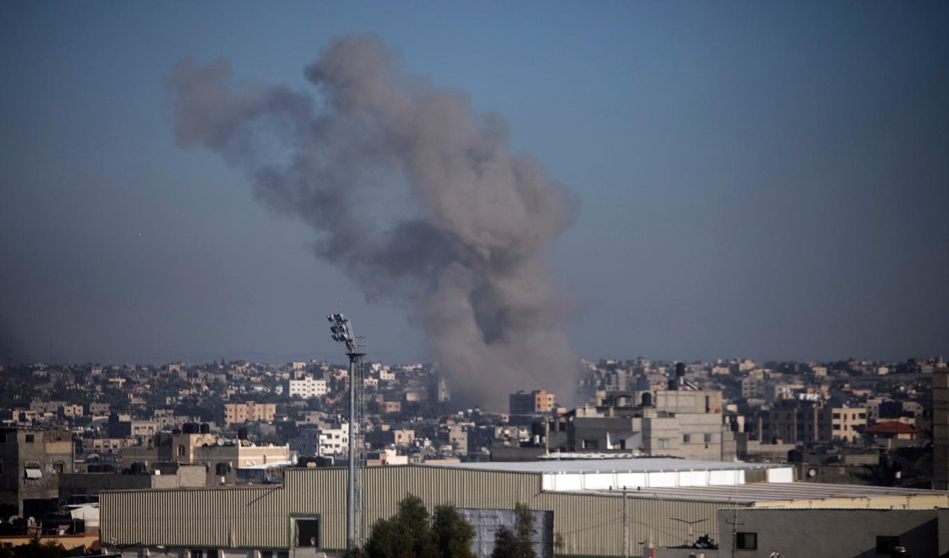 Rök stiger över Khan Yunis i södra Gazaremsan efter en israelisk attack för snart en vecka sedan. Israel har nu uppmanat till evakuering av delar av staden. Foto: Mohammad Dahman/AP/TT