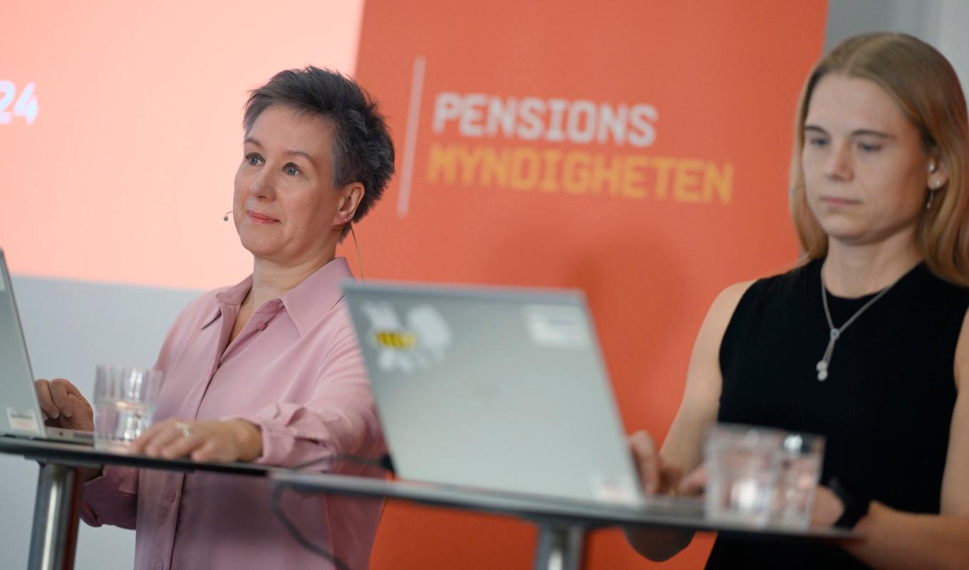 Pensionsspecialist Agneta Claesson (vänster) och analytiker Linda Wiese under Pensionsmyndighetens pressträff om pensionerna för 2024. Foto: Pontus Lundahl/TT