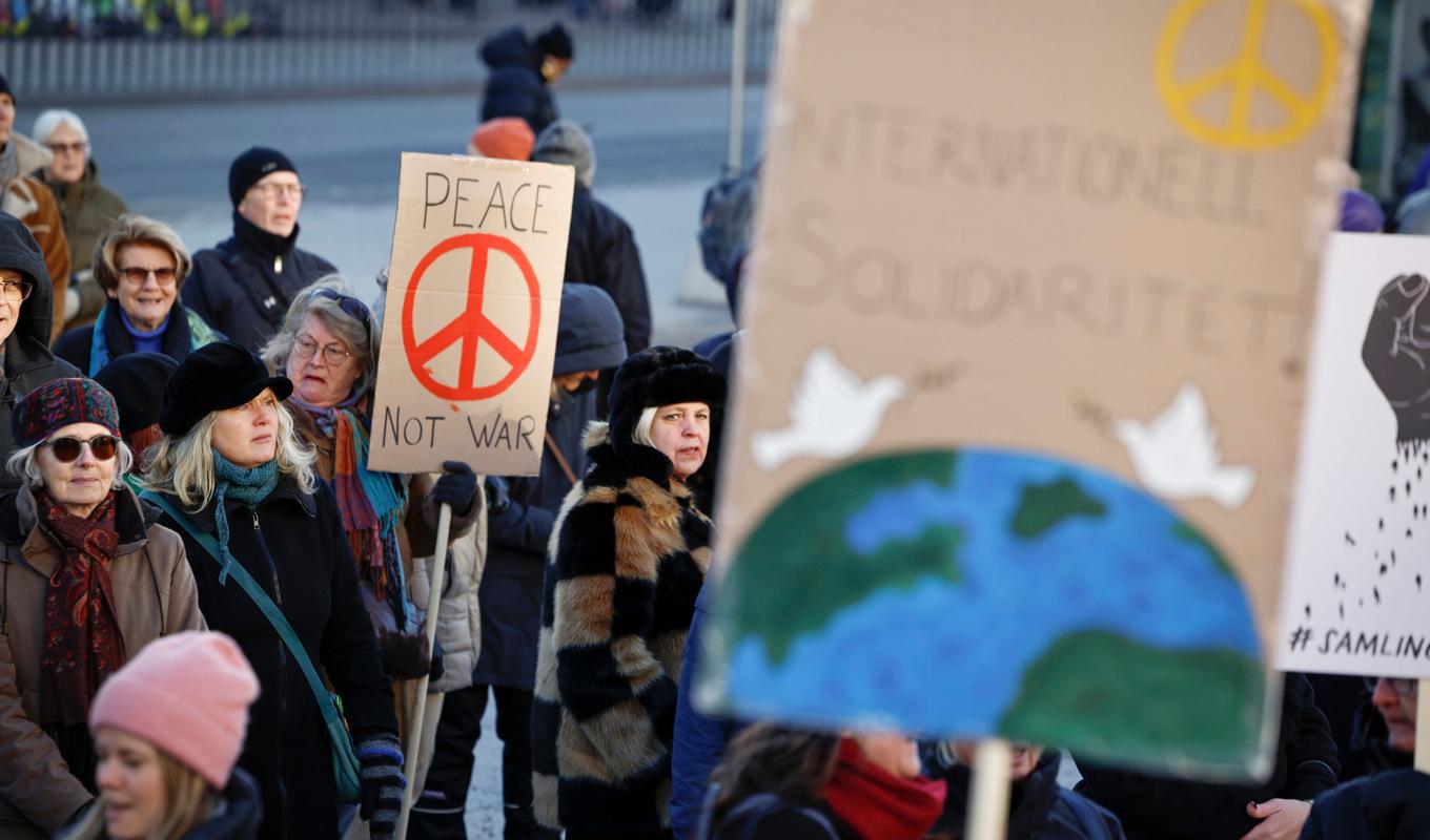 En demonstration för fred i Ukraina hölls i Stockholm inför årsdagen av kriget i februari i år. Svenska freds och Svenska läkare mot kärnvapen var två av arrangörerna. Arkivbild. Foto: Fredrik Persson/TT