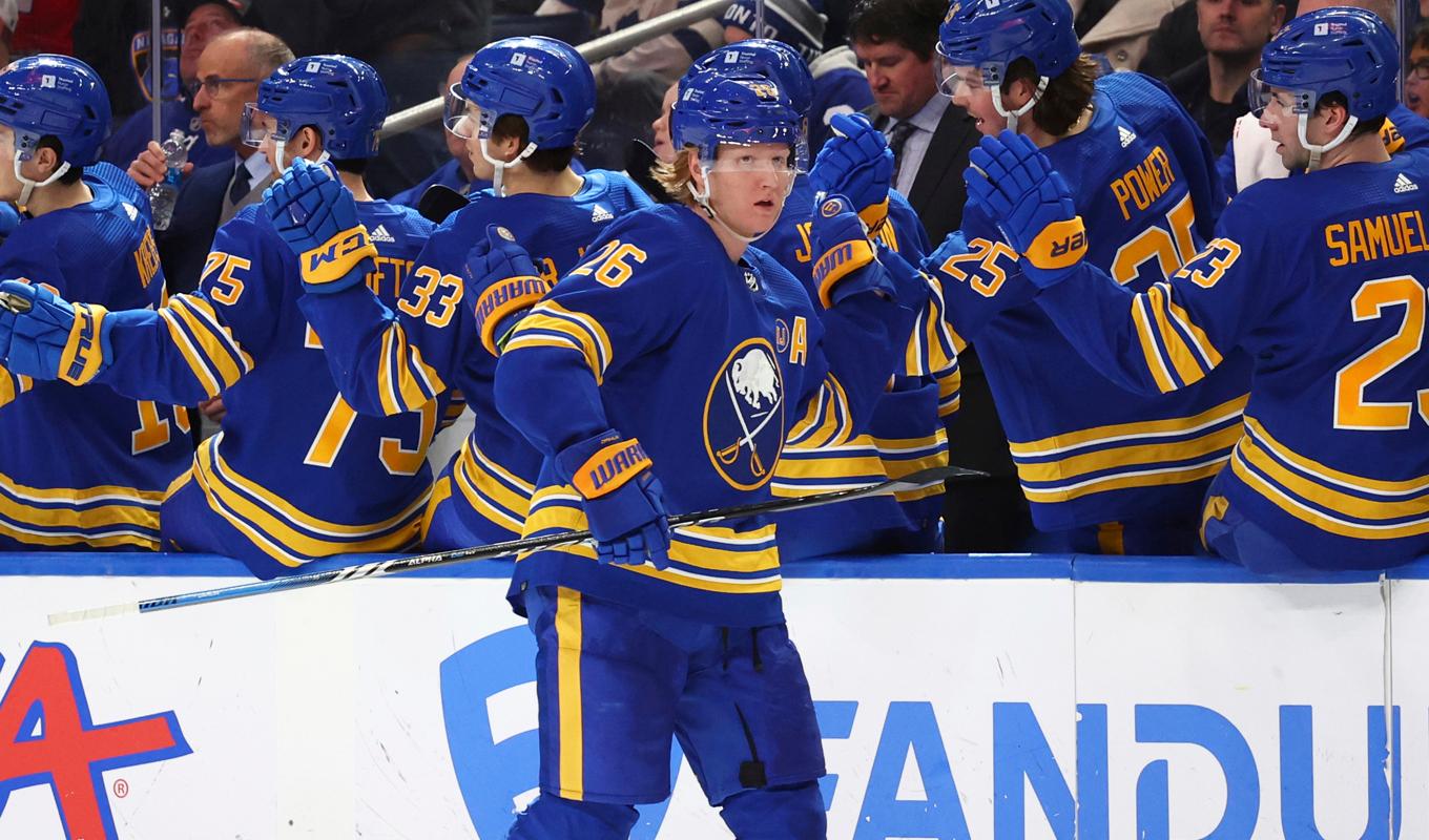 Rasmus Dahlin grattas av sina lagkamrater efter målet mot Toronto. Foto: Jeffrey T. Barnes/AP/TT