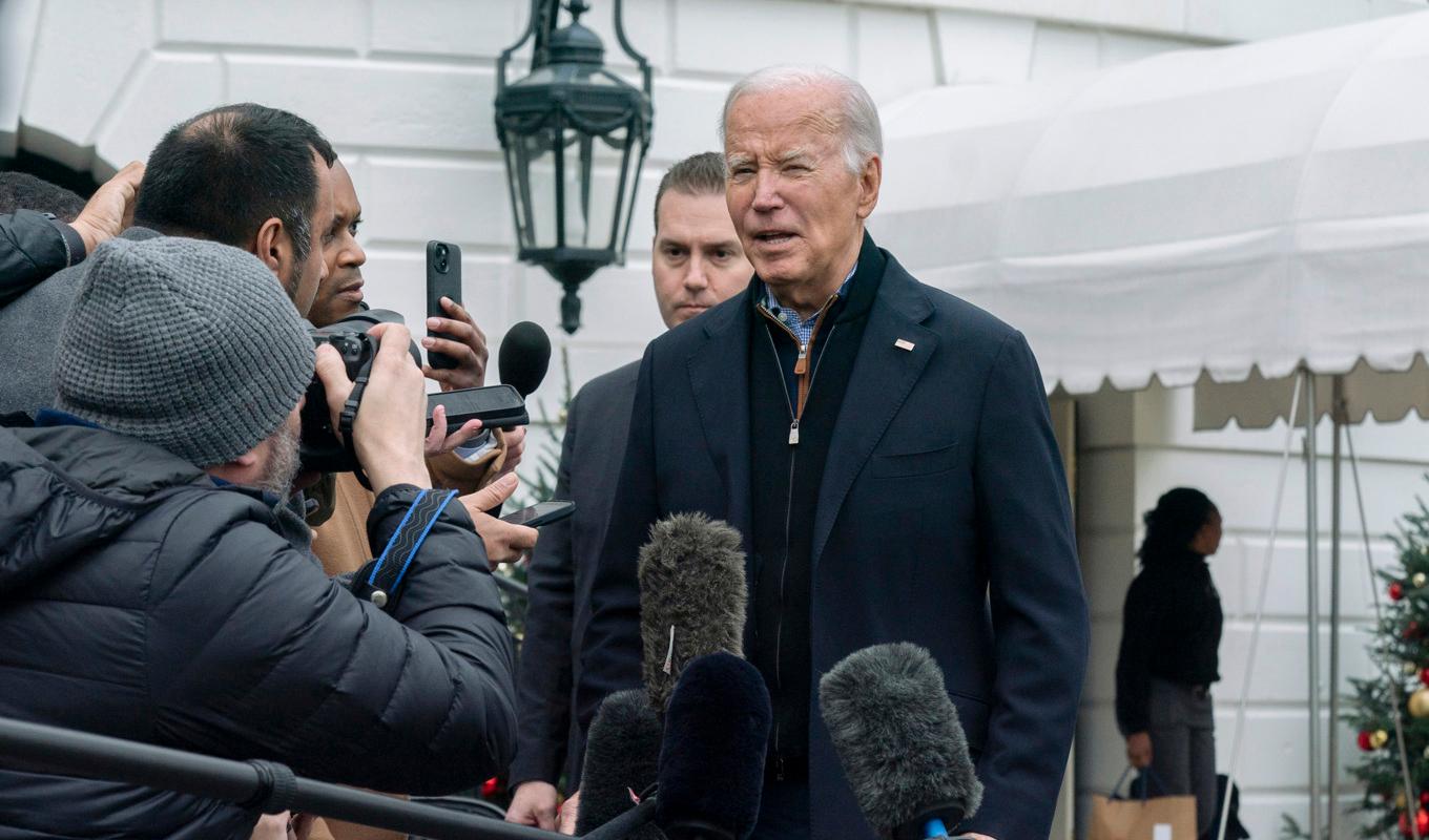 President Joe Biden talar med journalister utanför Vita huset. Foto: Manuel Balce Ceneta/AP/TT