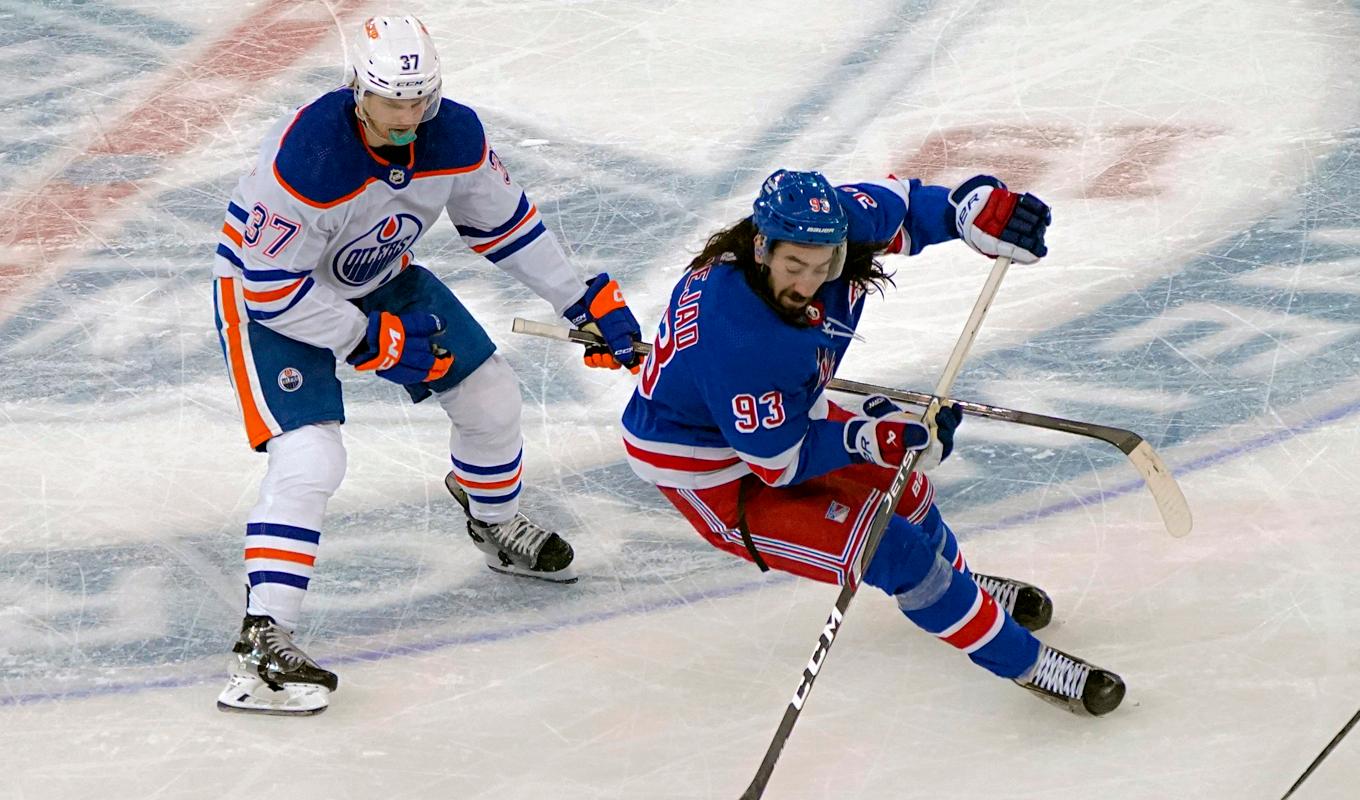 Mika Zibanejad med pucken i nattens match mot Edmonton. Foto: Peter K. Afriyie/AP/TT
