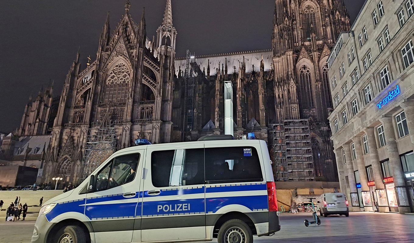 Den tyska polisen bevakar katedralen i Köln efter att man fått indikationer på terrorhot mot domkyrkan. Foto: Sascha Thelen/AP/TT