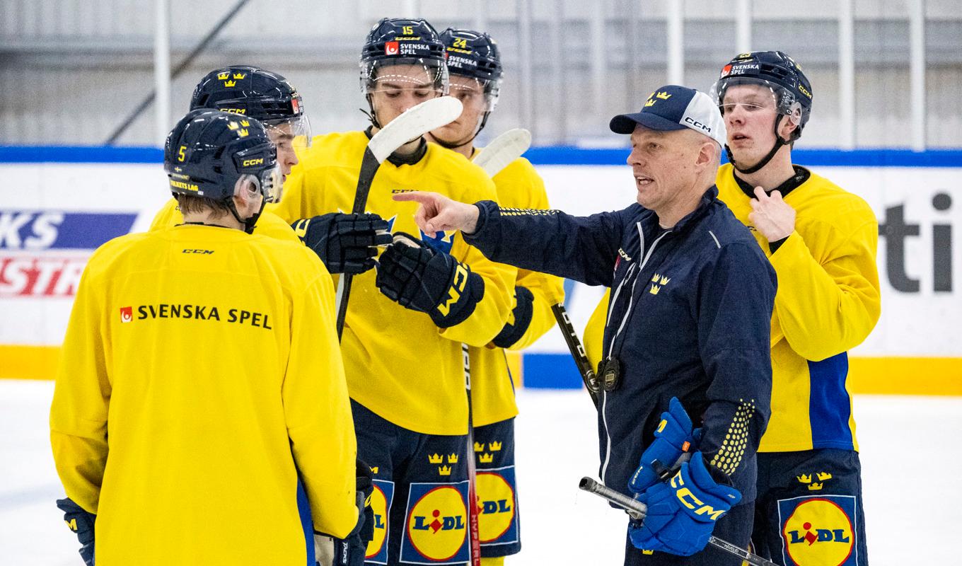 Förbundskapten Magnus Hävelid under en träning med Juniorkronorna inför JVM på hemmaplan. Foto: Johan Nilsson/TT