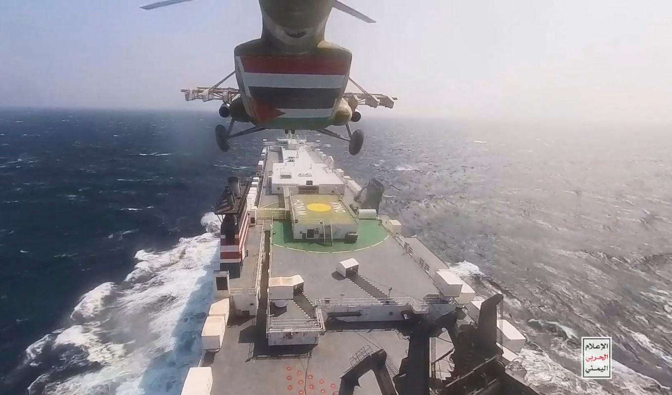En propagandabild från Huthirörelsen, som visar hur deras helikopter anfaller ett fartyg i Röda havet i november. Foto: Huthirörelsens medieavdelning via AP/TT