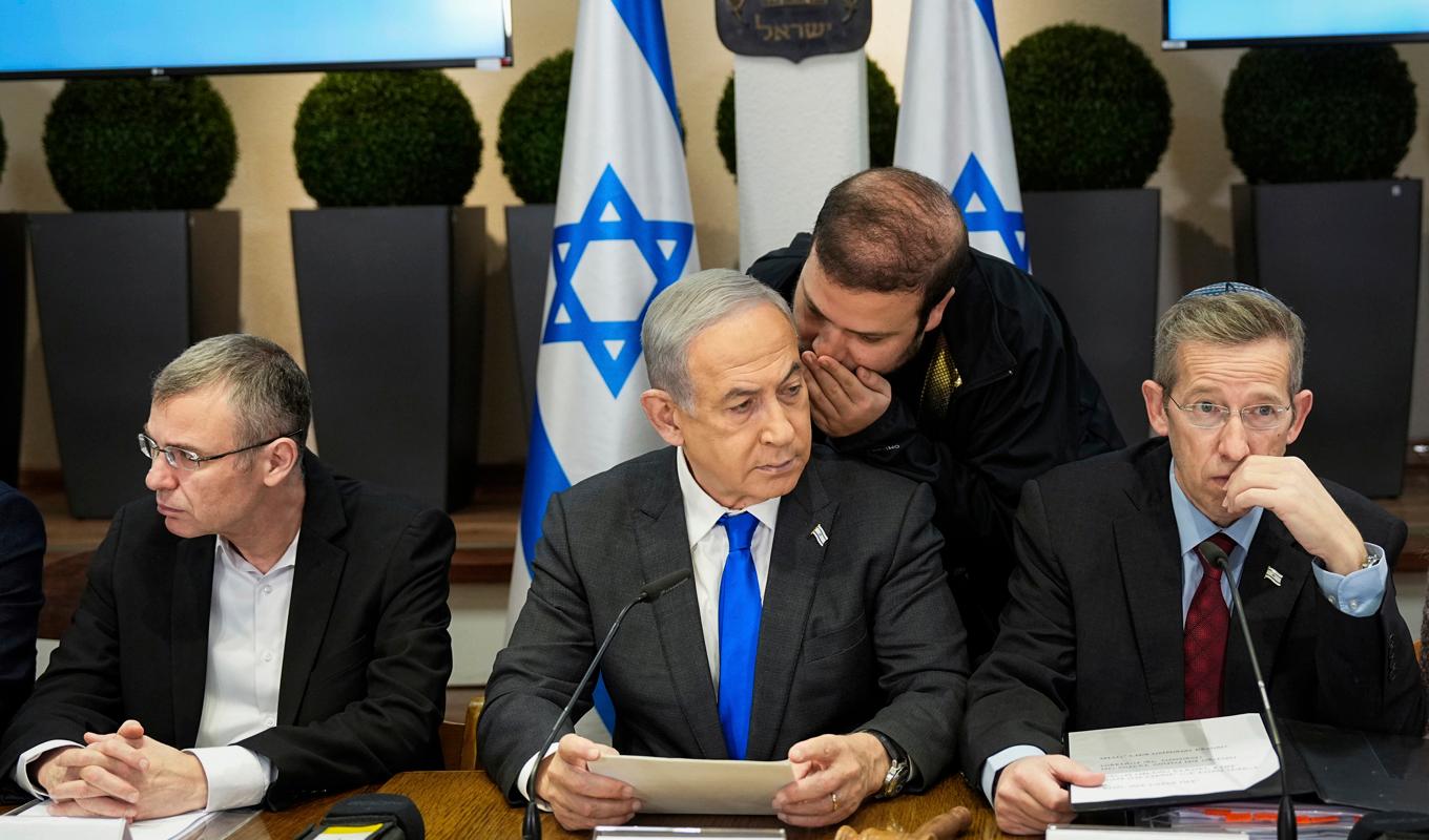 Premiärminister Benjamin Netanyahu leder Israels regering. Bild från möte på julaftonen. Foto: Ohad Zwigenberg/pool/AP/TT