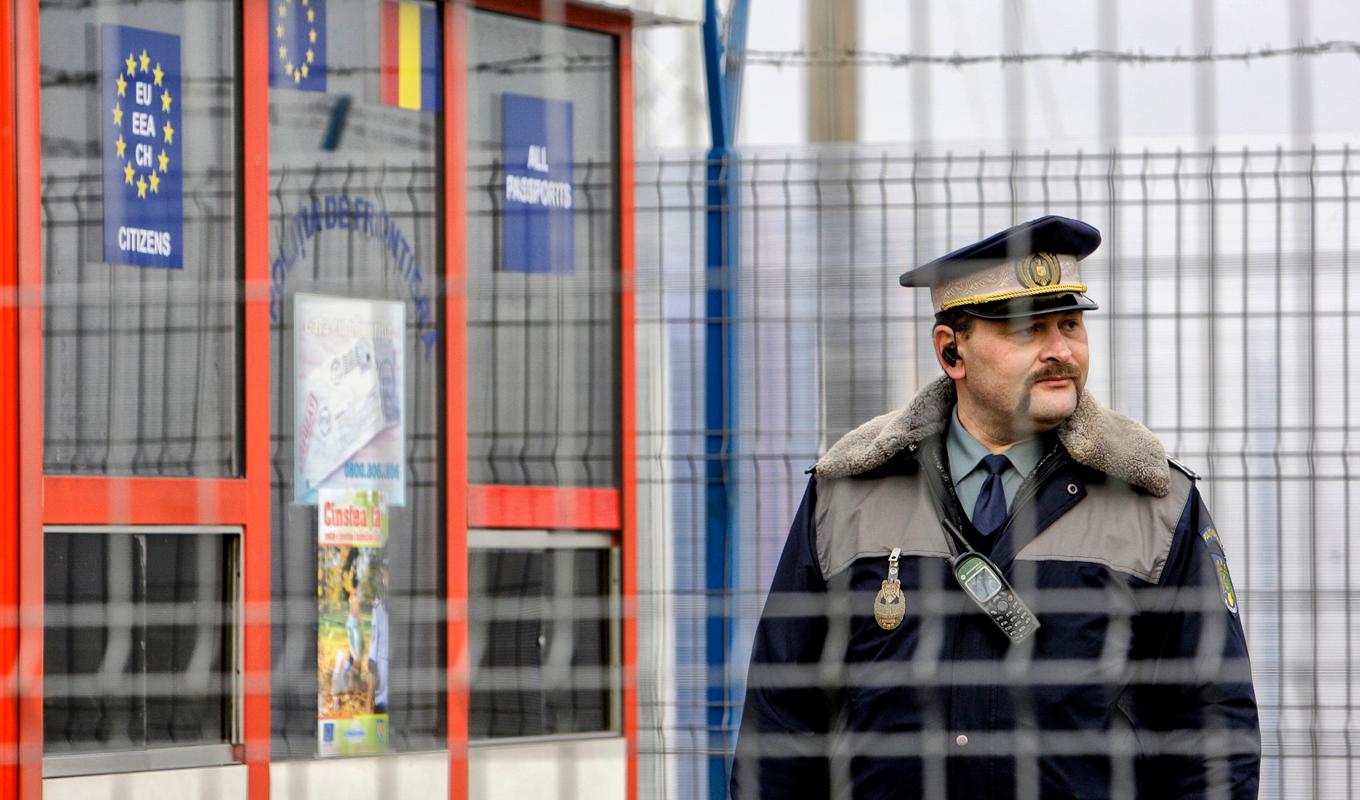 En rumänsk gränspolis vid en gränspassage för tåg mellan Rumänien och Moldavien, i januari 2011. Rumänien och Bulgarien har fått grönt ljus för att delvis bli del av Schengenområdet. Arkivbild. Foto: Vadim Ghirda/AP/TT