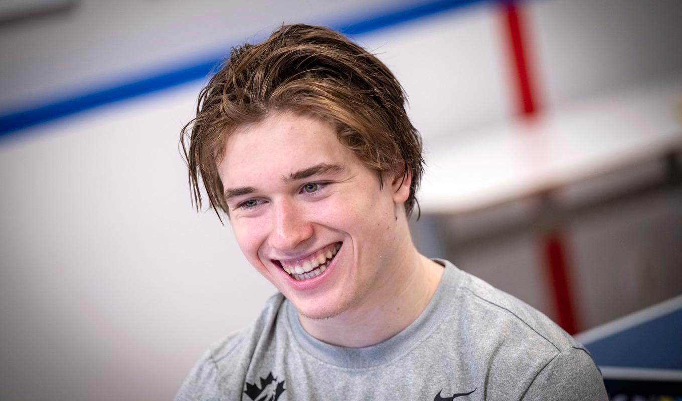 Stortalangen Macklin Celebrini, 17, tippas gå som nummer ett i sommarens NHL-draft. På fredag ställs hans Kanada mot Sverige i junior-VM i Scandinavium. Foto: Johan Nilsson/TT