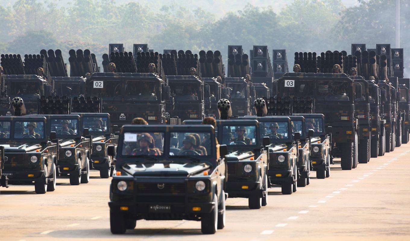 Strider i gränstrakterna i Myanmar gör att kineser uppmanas evakuera. Här håller den myanmariska militären en parad i den formella huvudstaden Naypyidaw i mars i år. Arkivbild. Foto: Aung Shine Oo/AP/TT