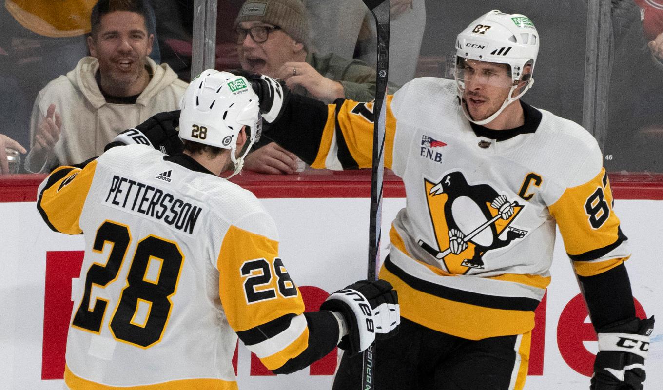 Marcus Pettersson firar lagkamraten Sidney Crosbys mål i en match mot Montreal, som spelades tidigare i december. Arkivbild. Foto: Christinne Muschi/AP/TT