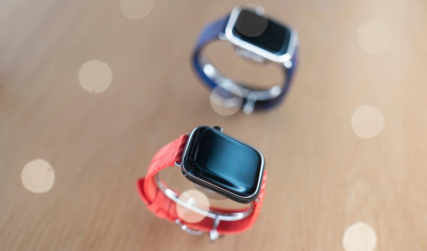 En federal domstol i USA har tillfälligt lyft försäljningsförbudet mot Apples smarta klockor. Foto: Jae C. Hong/AP/TT