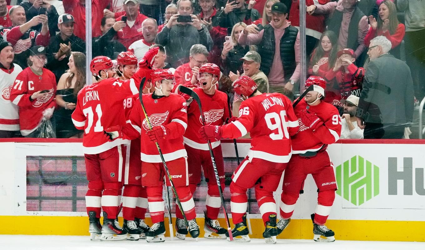 Detroits svenske forward Lucas Raymond, i mitten, firas av lagkamraterna efter hans segermål i förlängningen mot Nashville. Foto: Carlos Osorio/AP/TT
